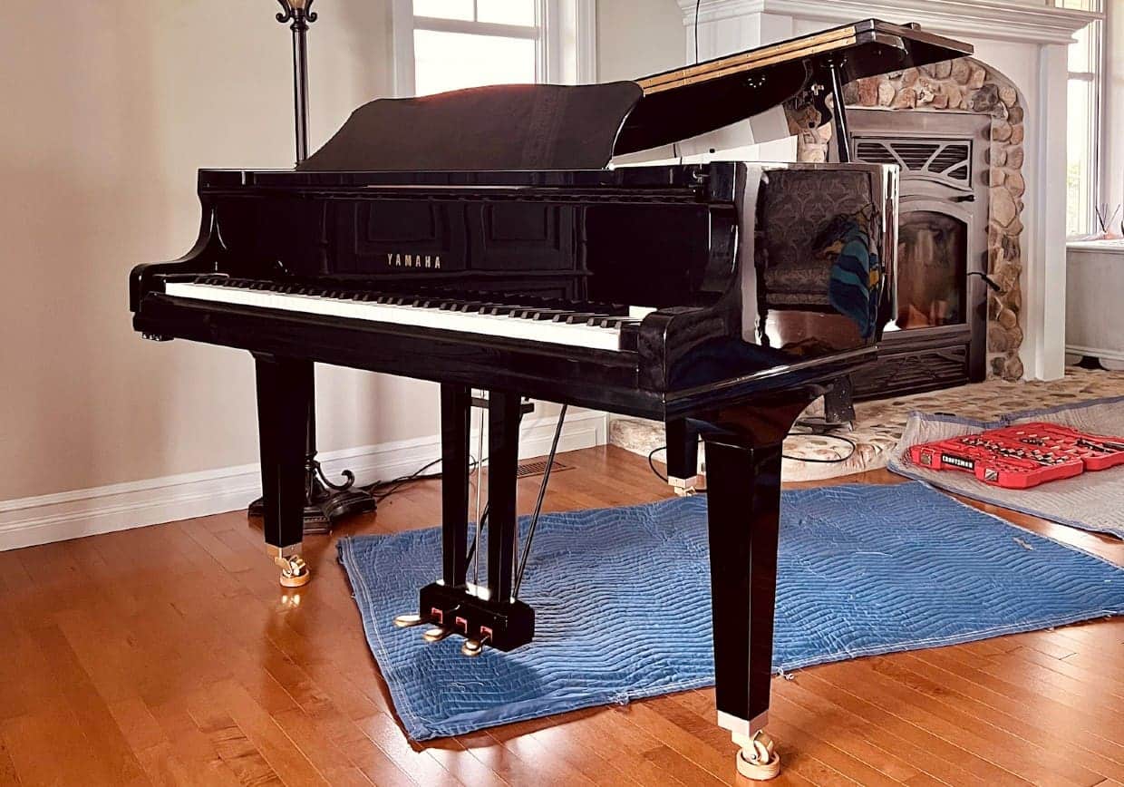 Déménageurs professionnels transportant un piano à Saint-Joseph-du-Lac