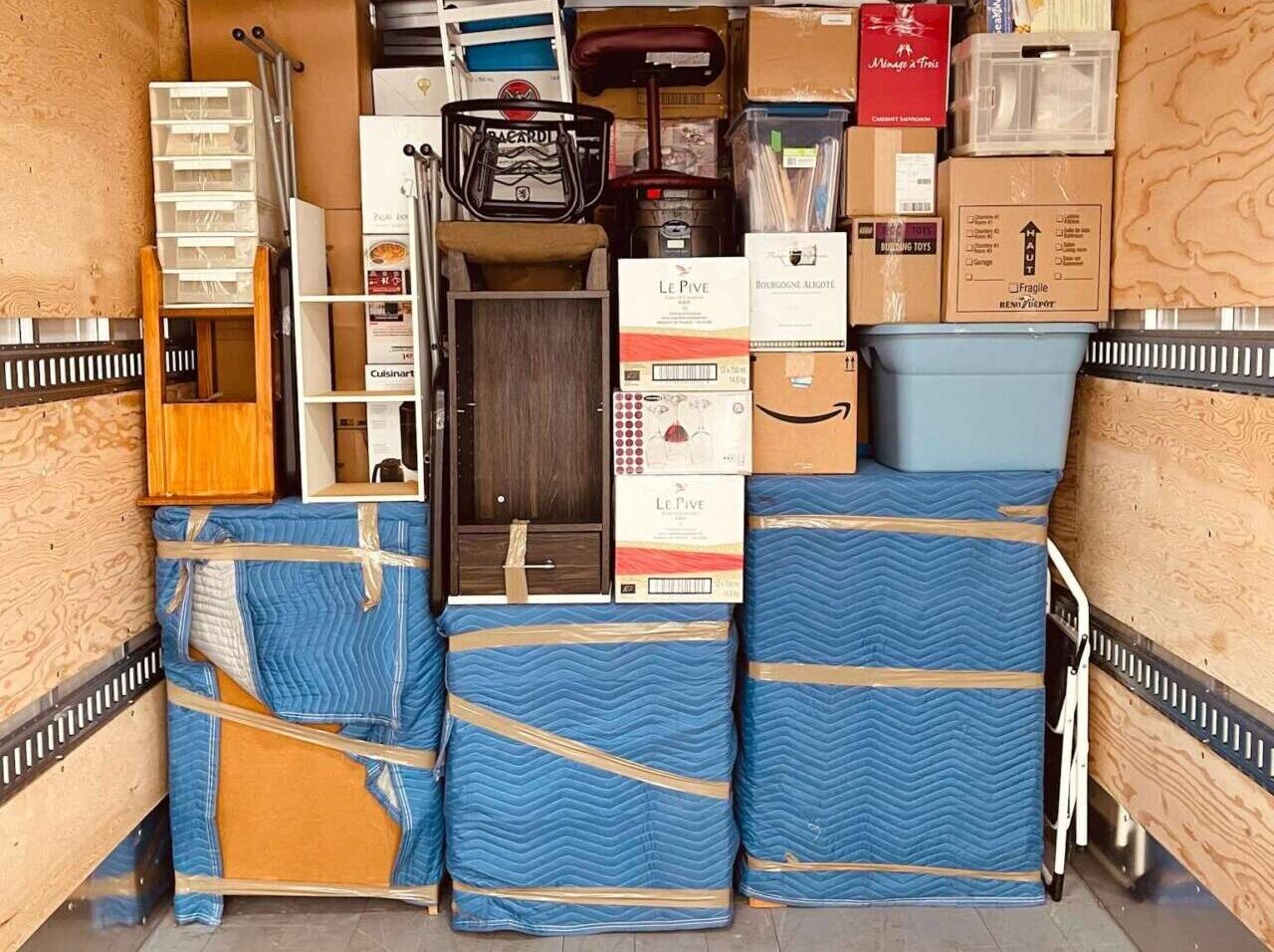 Déménageurs Sutton manipulant un objet lourd