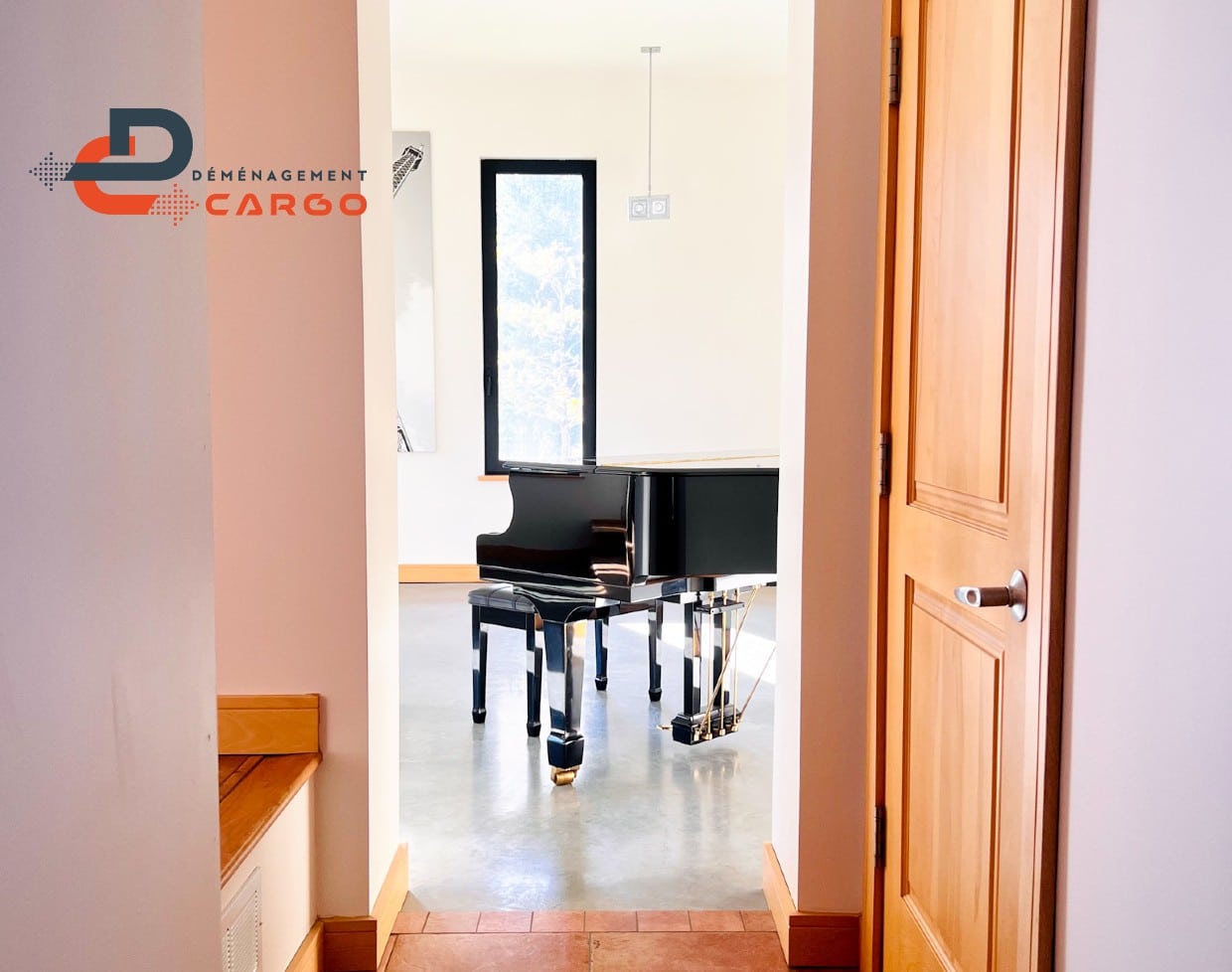 Meilleurs déménageurs transportant un piano droit dans une maison